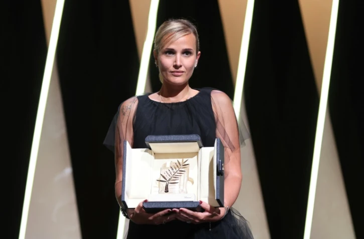 La réalisatrice Julia Ducournau récompensée par la Palme d'or pour son film "Titane", le 17 juillet 2021 au Festival de Cannes