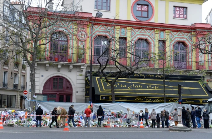 Des personnes déposent des fleurs devant la salle de concert du Bataclan le 29 novembre 2015 à Paris
