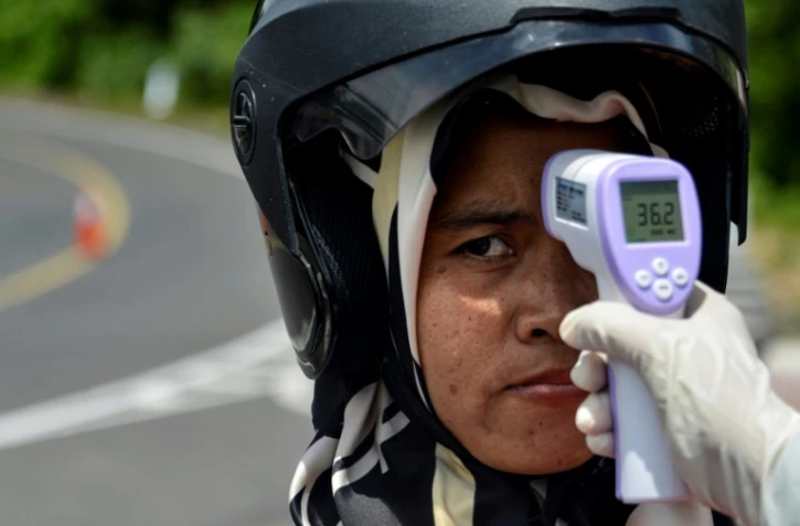 Contrôle de température dans la province de Aceh (Indonésie), le 5 avril 2020