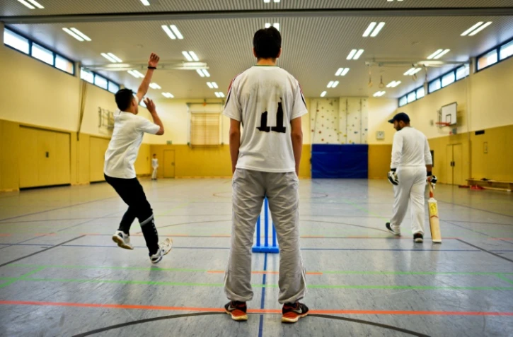 Des réfugiés afghans membres de l'équipe Altendorf 09 Blue Tigers, s'entrainent à jouer au cricket à Essen, le 30 avril, 2016