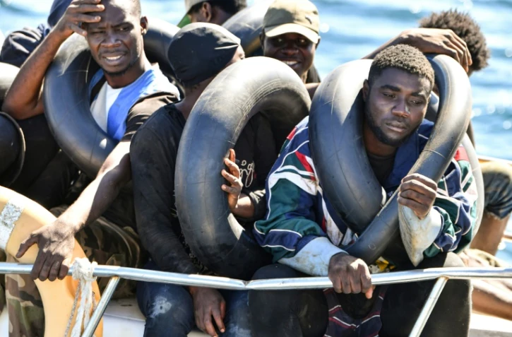 Des migrants subsahariens tentant de quitter la Tunisie à bord d'une petite embarcation, repérés par des garde-côtes tunisiens le 10 août 2023