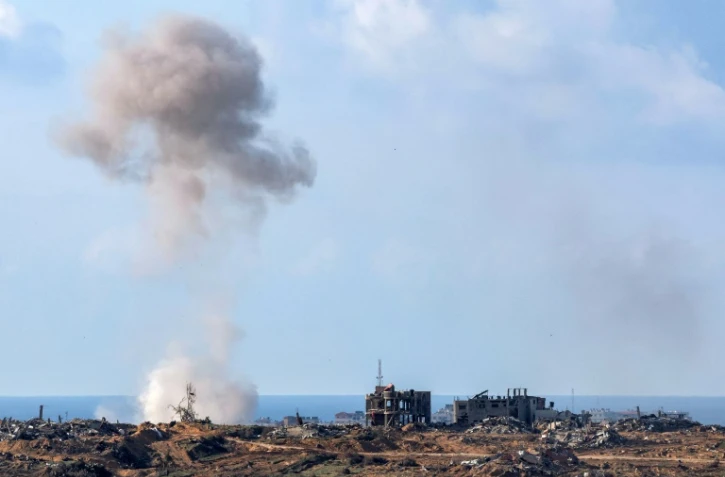 De la fumée s'élève lors d'un bombardement sur la bande de Gaza le 4 janvier 2024, vu depuis le sud d'Israël