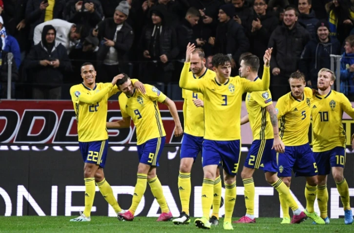 Les Suédois en liesse après le but de Marcus Berg (2g) contre l'Espagne en qualif pour l'Euro-2020, le 15 octobre 2019 à Solna 