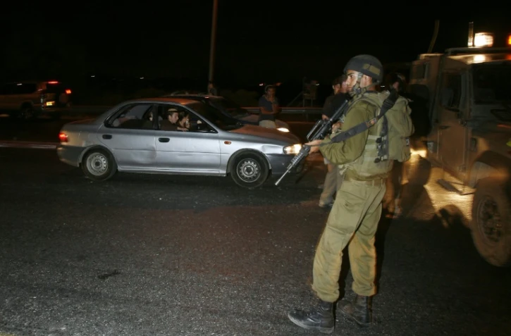 Un soldat israélien à point de contrôle de la colonie israélienne de Kyriat Arba, en Cisjordanie occupée, le 31 août 2010