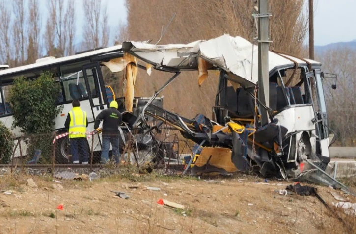 Les décombres de l'autobus impliqué dans un accident avec un train régional, à Millas, près de Perpignan, le 15 décembre 2017