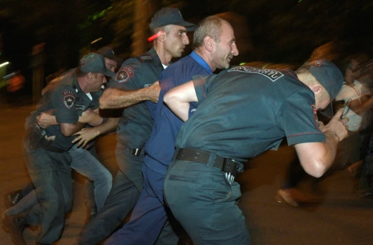 Des policiers arméniens interpellent des partisans des opposants armés retranchés dans un commissariat d'Erevan, le 29 juillet 2016