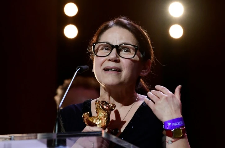 La réalisatrice Hongroise Ildiko Enyedi reçoit un Ours d'or pour son film film à "On body and soul", le 18 février 2017 à Berlin