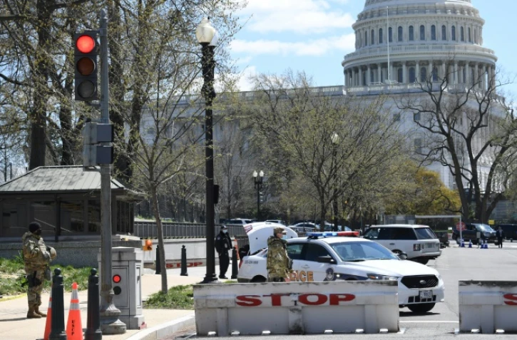 La police et des membres de la Garde nationale bloquent une rue près du Capitole à Washington, le 2 avril 2021, après que deux policiers ont été blessés après avoir été heurtés par une voiture