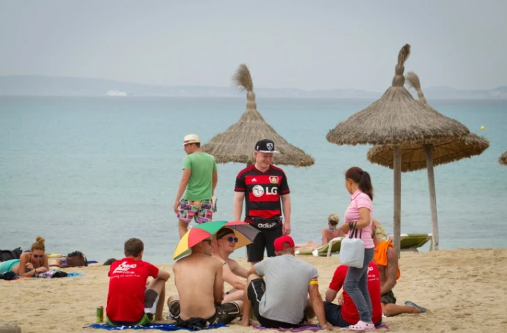 Des touristes sur la place à Palma de Majorque, le 29 juin 2016