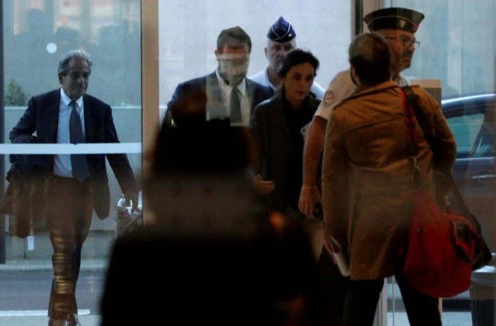 Alexandre Benalla (c), accompagné par ses avocats, arrive au tribunal de Paris, le 5 octobre 2018