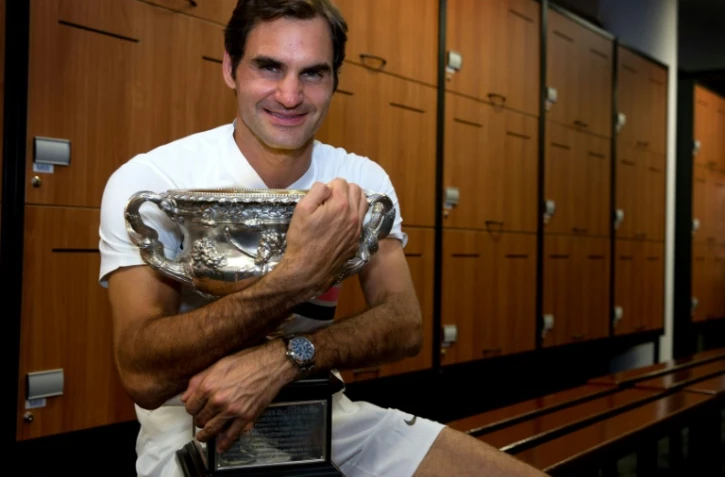 Le Suisse Roger Federer pose avec la Norman Brookes Challenge Cup après sa victoire sur le Croate Marin Cilic en finale de l'Open d'Australie, à Melbourne, le 28 janvier 2018