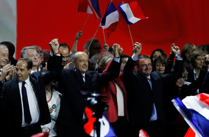 Alain Juppé entouré de ses soutiens lors d'un meeting au Zénith le 14 novembre 2016 à Paris
