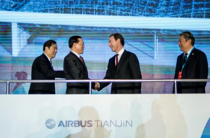 (De G à D) L'adjoint au maire de Tianjin Duan Chunhua, le vice-ministre de la Commission nationale du développement et de la réforme Lin Nianxiu, le PDG d'Airbus Fabrice Brégier et le président d'Aviation Industry Corporation of China Lin Zuoming à Tianjin le 2 mars 2016