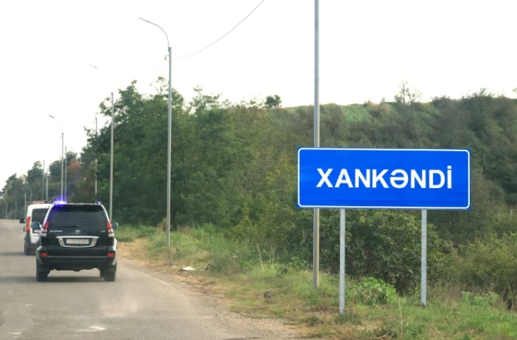 A l'entrée de la capitale du Haut-Karabakh, le 2 octobre 2023, le panneau du bord de route n'annonce plus Stepanakert mais "Khankendi", le nom azéri de la ville
