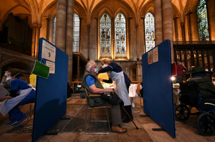 Un homme se fait vacciner le 20 janvier 2021 contre le Covid-19 dans la cathédrale de Salisbury, dans le sud-ouest de l'Angleterre, reconvertie en centre temporaire de vaccination