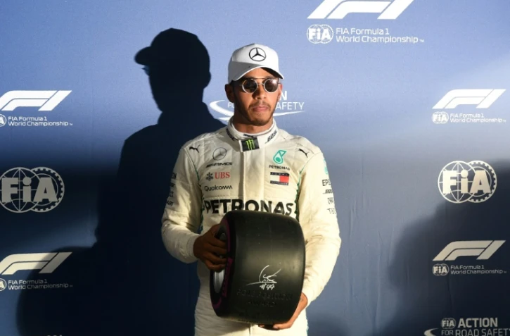 Le Britannique Lewis Hamilton (Mercedes) pose avec son trophée après avoir obtenu la 73e position de sa carrière après les qualif pour le GP d'Australie, le 24 mars à Melbourne