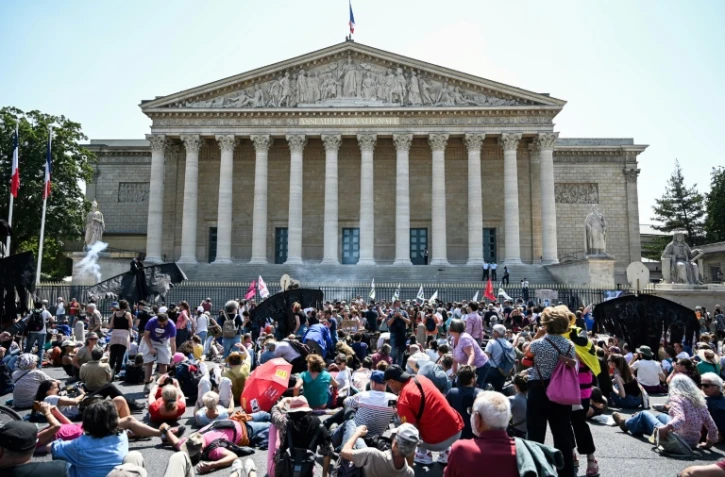 Des manifestants contre la réforme des retraites devant l'Assemblée nationale, le 6 juin 2023 à Paris