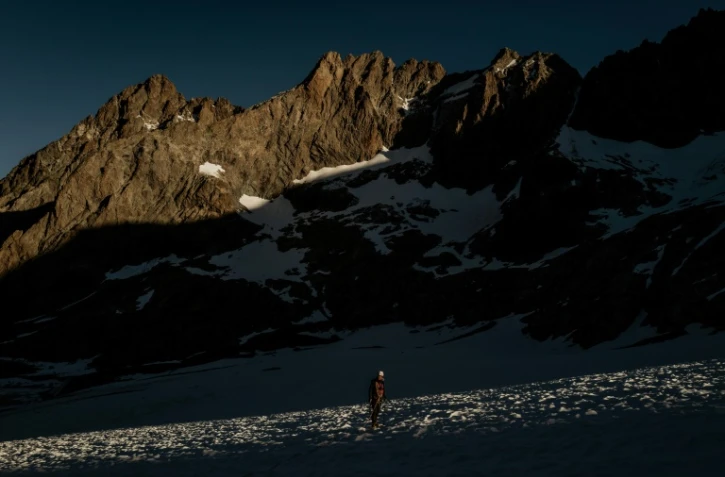 Un alpiniste sur le Glacier de la Selle tôt le matin, dans le massif des Ecrins, le 9 juillet 2025 à Saint-Christophe-en-Oisans, en Isère