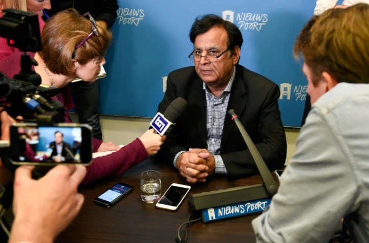 Saif-ul-Mulook, l'avocat d'Asia Bibi, une chrétienne condamnée à mort pour blasphème au Pakistan, puis acquittée, lors d'une conférence de presse à La Haye, le 5 novembre 2018