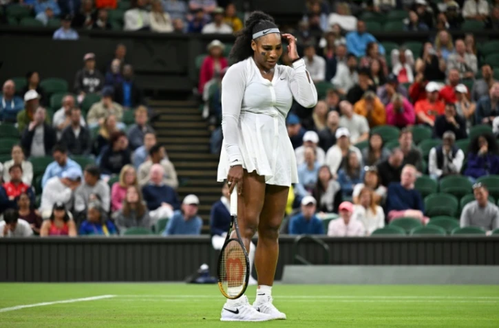 Serena Williams le 28 juin 2022 sur le Centre Court de Wimbledon lors de sa défaite face à la Française Harmony Tan. Parfois empruntée, pas toujours bien placée, voire un peu perdue sur le court, l'Américaine n'a pas su imposer sur la longueur du match son jeu si puissant et intimidant qui a fait sa force