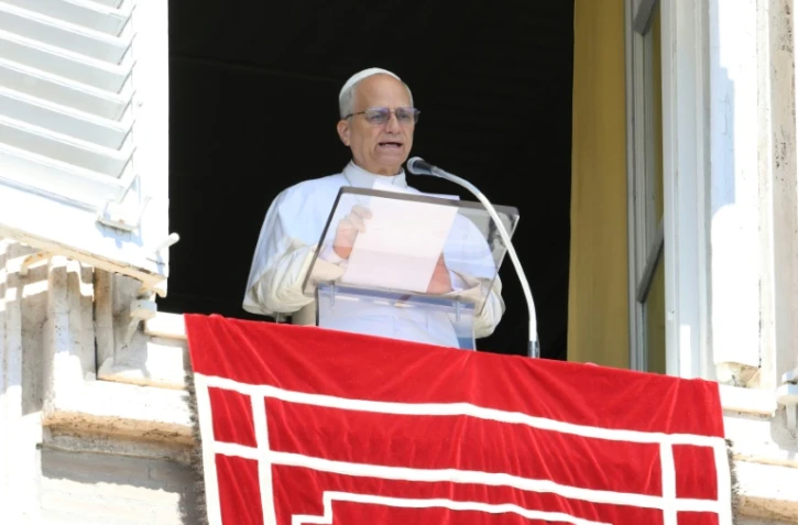 Photo transmise par les services du Vatican montrant le pape Léon XIV s'exprimant lors de la prière de l'Angélus, le 21 septembre 2025 au Vatican 