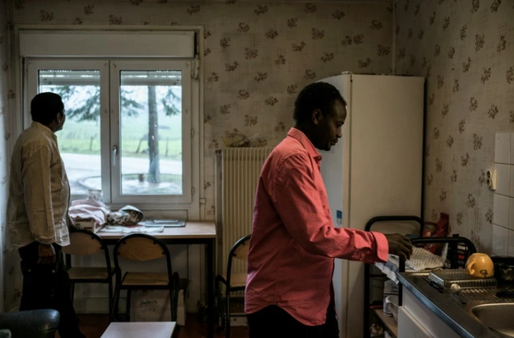 L'Erythréen Abdallah Al-Tayeb (g) et le Soundanais Ibrahim Moussa, le 12 février 2016 au centre Adoma de Pouilly-en-Auxois en Côte-d'Or