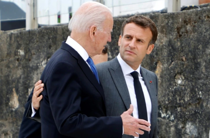 Les présidents américain Joe Biden et français Emmanuel Macron le 11 juin 2021 au sommet du G7 à Carbis Bay, en Cornouailles