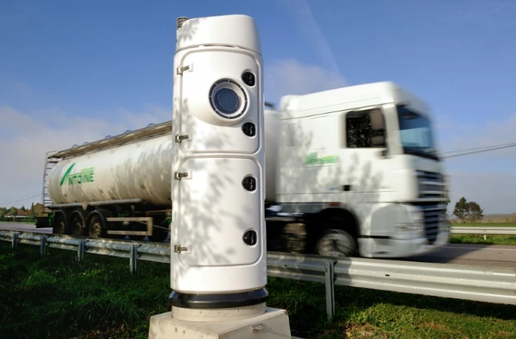 Un poids lourd passe devant un radar "écotaxe", le 16 novembre 2013 à Lisieux