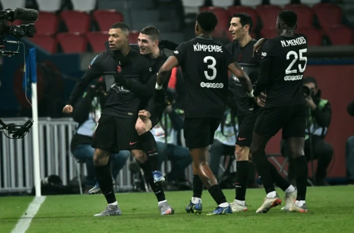 L'attaquant Kylian Mbappé, félicité par ses coéquipiers, après avoir ouvert le score pour le Paris Saint-Germain face à Brest, lors de la 21e journée de Ligue 1, le 15 janvier 2022 au Parc des Princes