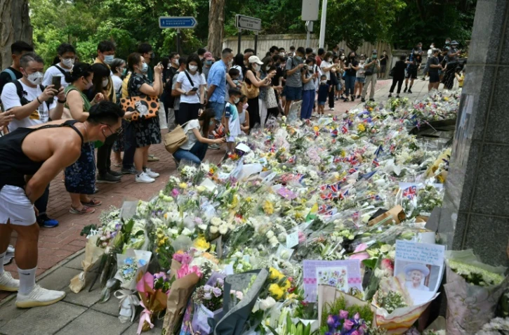 Des bouquets de fleurs à la mémoire d'Elizabeth II déposés devant le consulat britannique à Hong Kong