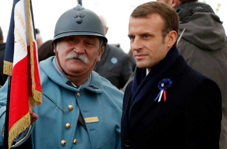 Le président Emmanuel Macron et un homme déguisé en poilu le 5 novembre 2018 à Morhange