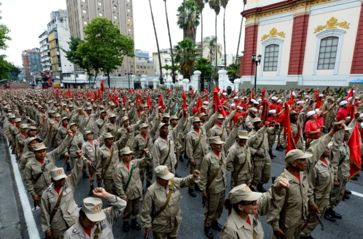 Célébrations du 7e anniversaire des "milices bolivariennes", fidèles soutiens du régime chaviste au Venezuela, le 17 avril 2017 devant le palais présidentiel de Miraflores à Caracas