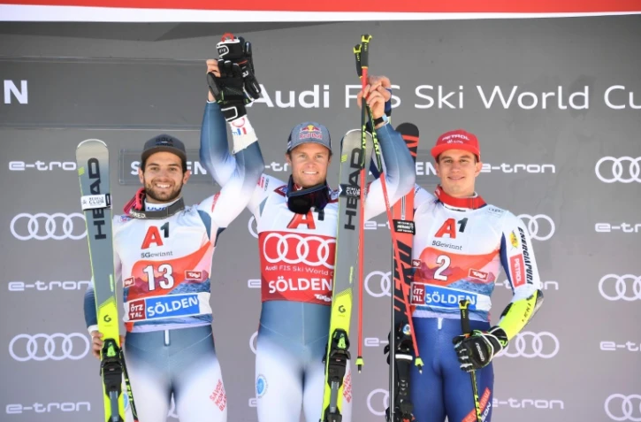 Le vainqueur du géant de Sölden Alexis Pinturault (c) pose sur le podium avec Mathieu Faivre (g) et le Slovène Zan Kranjec, arrivé 3e, le 27 octobre 2019