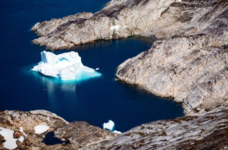 Vue aérienne d'un iceberg flottant le long de la côte orientale du Groenland près de Kulusuk, le 15 août 2019