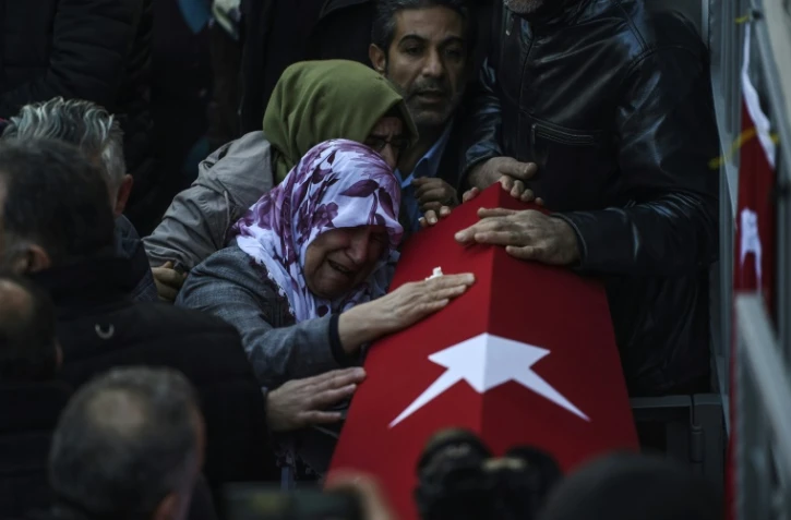 Des proches entourent le cercueil de Fatih Cakmak, l'une des victimes de la fusillade de la discothèque Reina, lors de ses funérailles le 2 janvier 2017 à Isbanbul 
