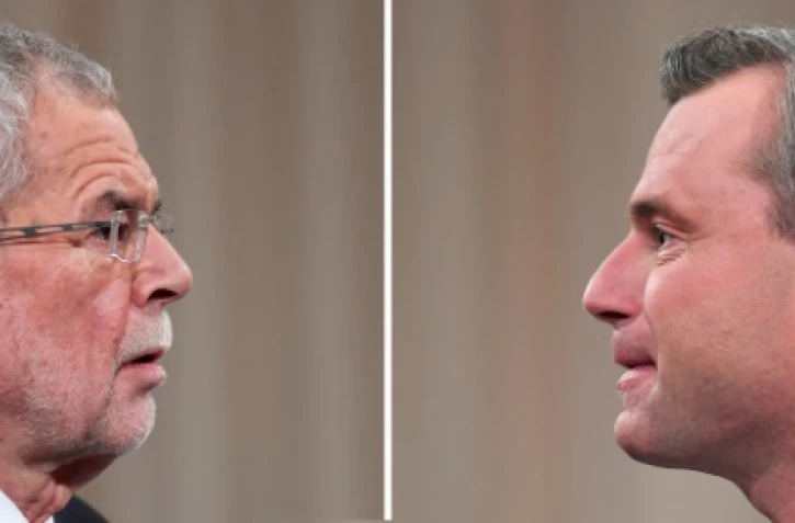 Photomontage de portraits des candidats à la présidentielle autrichienne, l'écologiste libéral Alexander Van der Bellen (g) et Norbert Hofer (extrême droite)