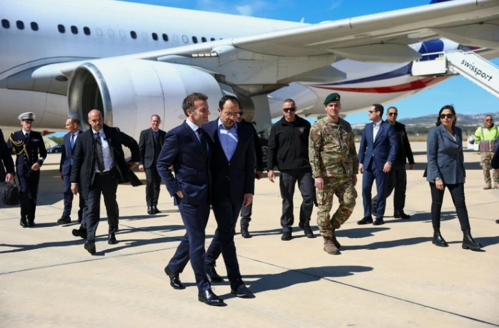 Le président français Emmanuel Macron (G) est accueilli par son homologue chypriote Nikos Christodoulides (D) à son arrivée à Paphos, à Chypre, le 9 mars 2026 