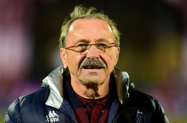 Le manager de Bordeaux-Bègles Jacques Brunel suit le match face à Enisey-STM en Challenge européen au stade Chaban-Delmas, le 15 décembre 2017