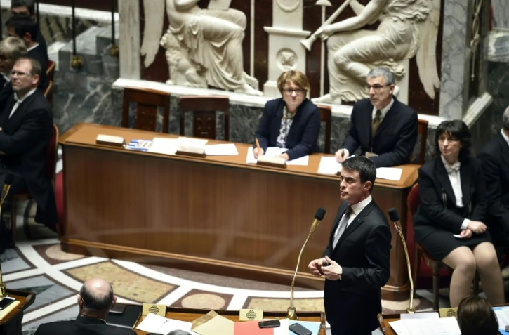 Le Premier ministre Manuel Valls au micro lors des questions au gouvernement à l'Assemblée nationale, le 22 mars 2016 à Paris 