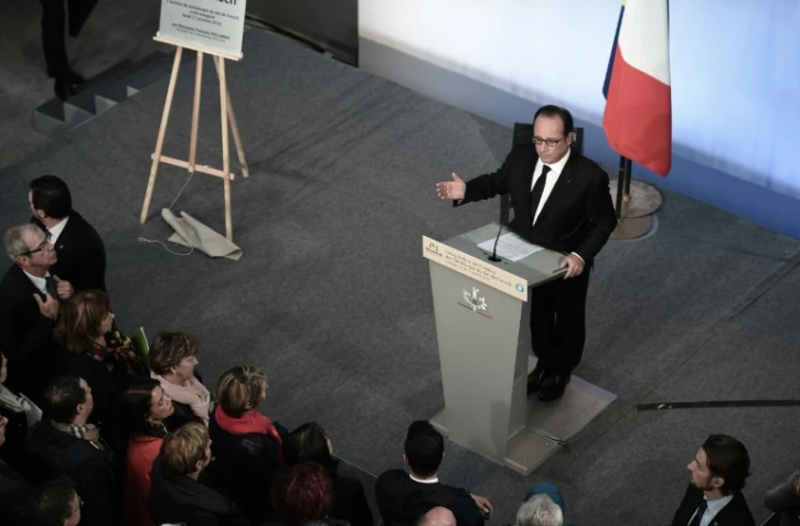 Le président François Hollande s'adresse aux employés de ArcelorMittal, au site de Florange, le 17 octobre 2016
