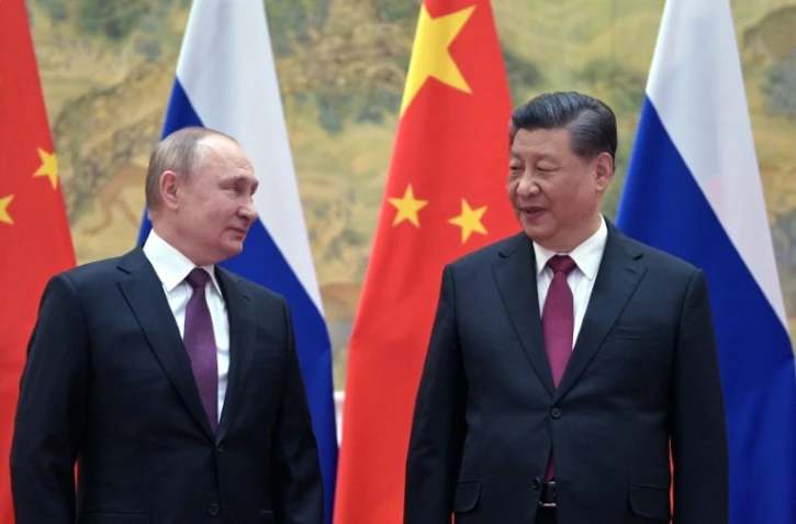 Le président chinois Xi Jinping (d) reçoit son homologue russe Vladimir Poutine à Pékin, le 4 février 2022