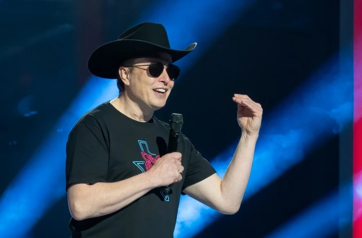 Elon Musk s'adresse au public lors de l'inauguration de sa nouvelle usine Tesla à Austin (Texas) le 7 avril 2022
