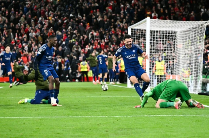 Les joueurs du PSG se précipitent vers leur gardien Gianluigi Donnarumma après la qualification contre Liverpool en Ligue des champions, le 11 mars 2025 à Anfield