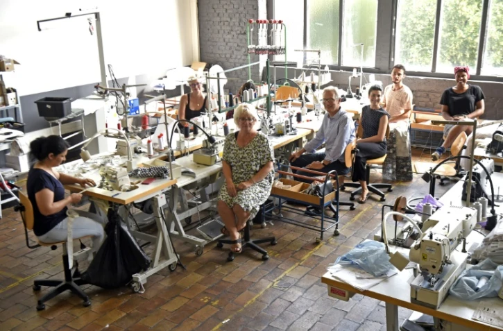 Des membres de l'association Plateau Fertile dans leur atelier de couture, le 25 juillet 2019 à Roubaix