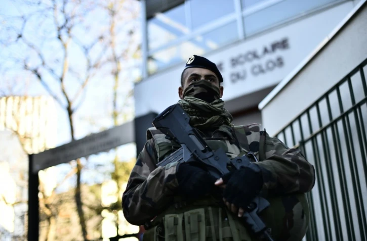 Un soldat français devant une école à Paris, le 22 novembre 2015