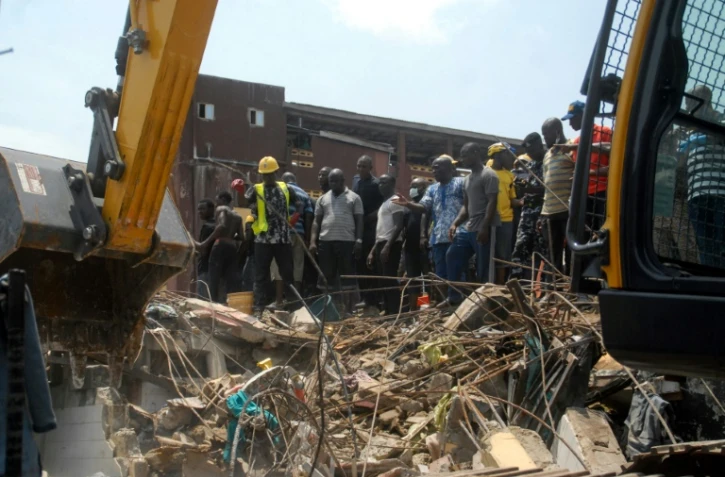 Les secouristes en action sur le site de l'immeuble effondré le 13 mars 2019 à Lagos

