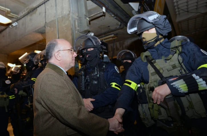 Le ministre français de l'Intérieur Bernard Cazeneuve salue un membre du Raid à la gare Montparnasse, le 20 avril 2016 à Paris