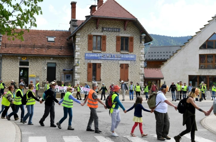 Environ 300 personnes ont formé une chaîne humaine le 5 mai 2018 dans le village d'Autrans (Isère) pour protester contre les compteurs communicants Linky