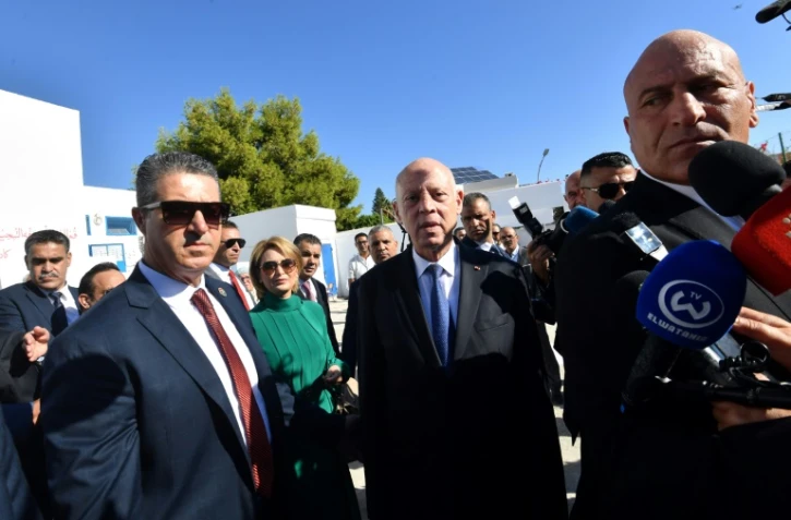 Le président tunisien Kais Saied arrive pour voter dans un bureau de vote à Tunis lors de l'élection présidentielle du pays le 6 octobre 2024