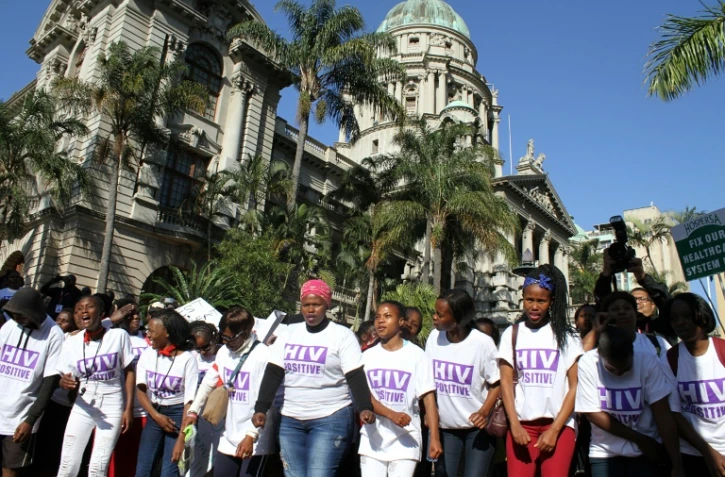 Des centaines d'activistes défilent contre le Sida en marge de la 21eme conférence internationale sur le Sida, à Durban, le 18 juillet 2016